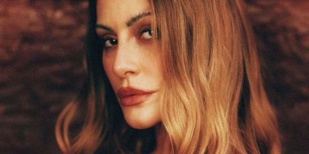 Cleo escandaliza com saia aberta, parte íntima enorme explode e marmanjos babam: "Ousada"