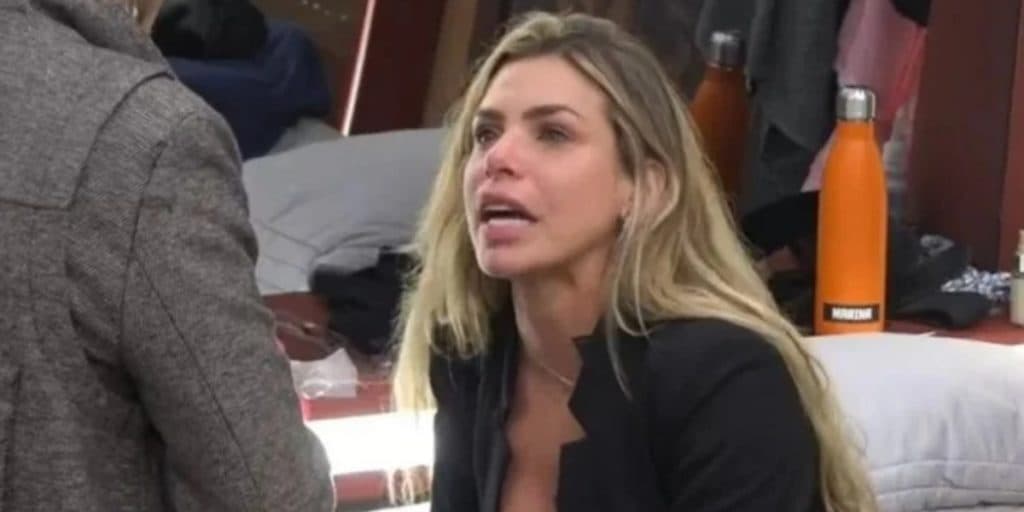 A Fazenda 13: Erasmo e Erika brigam e modelo deixa bailarina falando sozinha: "Nossa"