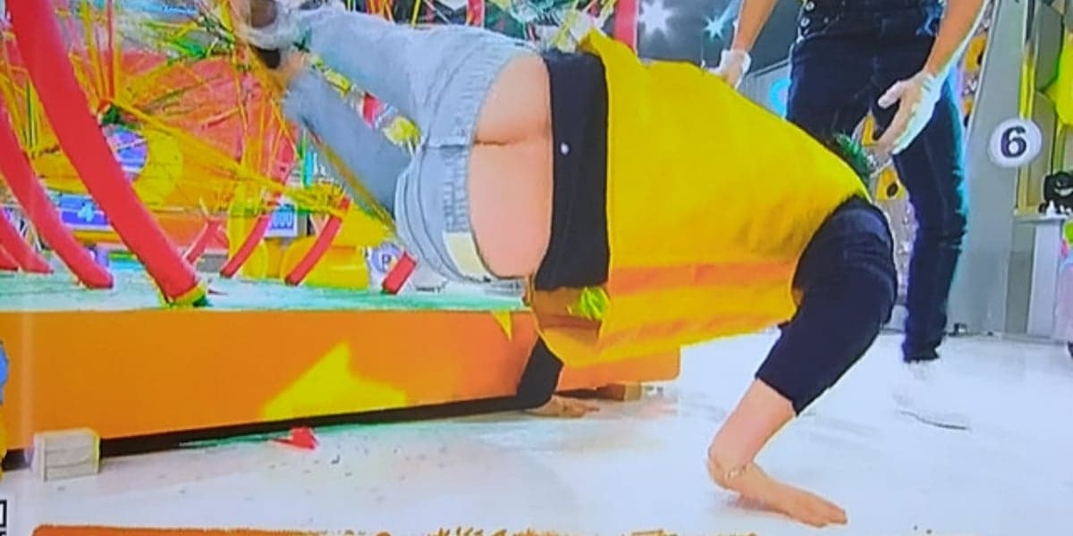 Gabriel Cartolano exibindo parte do seu bumbum ao vivo no Domingo Legal (Foto: Reprodução)