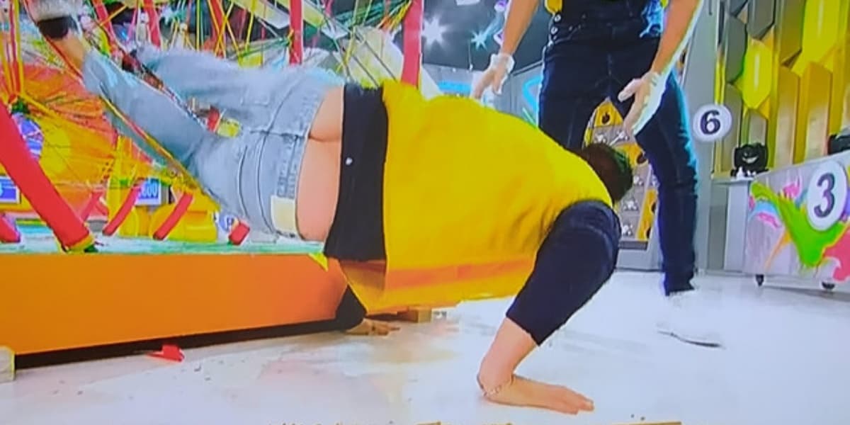 Gsbriel Cartolano exibindo parte do seu bumbum ao vivo no Domingo Legal (Foto: Reprodução)