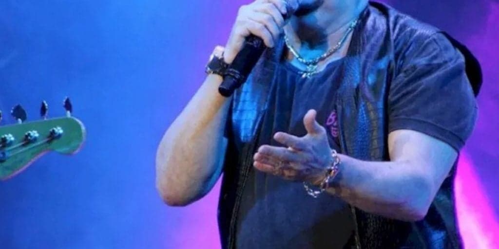 Após morte de grande cantor famoso, viúva descobre que está grávida: "Meu melhor presente"