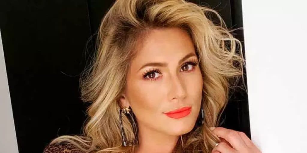 Lívia Andrade surge cercada de seguranças em encontro com ex do namorado