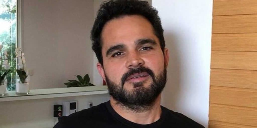 Luciano Camargo, após anos de sigilo, mostra com quem é casado e surpreende fãs