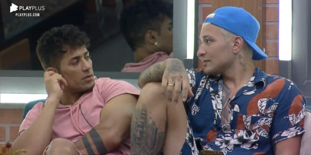 Fazenda 13: MC Gui vai pra cama com Tiago, se empolga, dá encoxada e conta o que recebeu: "Uma *ica nas costas"