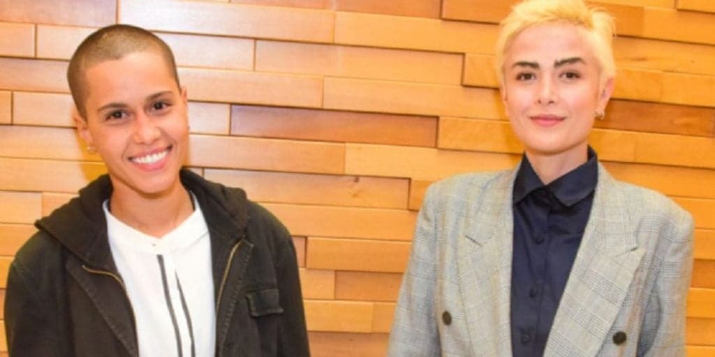Pela 1° vez como casal, Maria Casadevall leva namorada para evento e trocam beijos na pré-estreia de filme