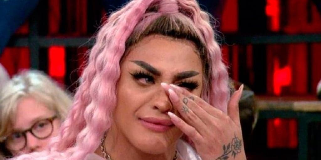 Pabllo Vittar se acidenta durante show em Manaus, fica machucada e tem situação exposta após ocorrido