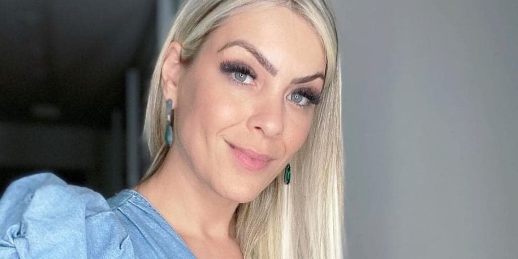 Renata Fan surge abraçada em foto com novo parceiro e assume amor irrefutável: "Faz parte da minha vida"