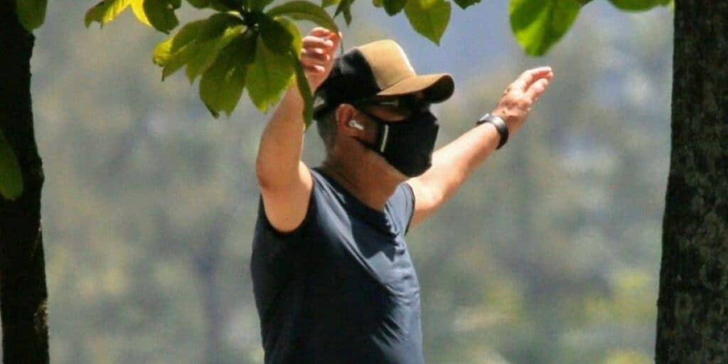 William Bonner é flagrado por paparazzo, abre os braços na rua e desaba ao chegar na Globo: "Trágica"