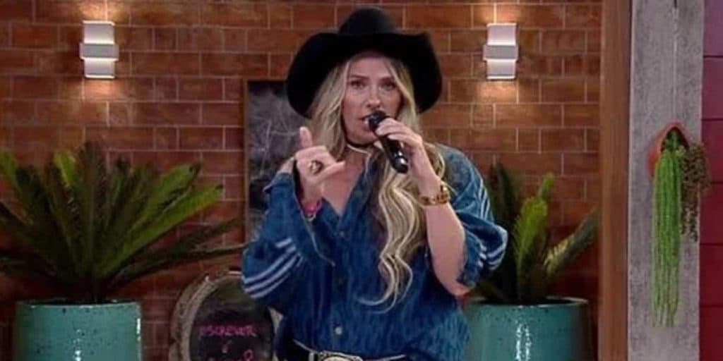 Adriane Galisteu se irrita com crítica de haters e rebate ao vivo em A Fazenda 13: "Seguimos tentando"