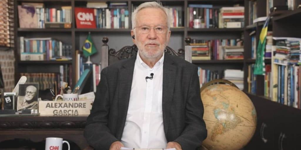 Alexandre Garcia, após ser chutado da CNN, assina com concorrente e contrato é exposto: "Bem-vindo"
