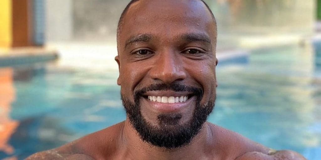 Alexandre Pires dá basta, arranca camisa, fica só de shortinhos e escancara de vez o que é