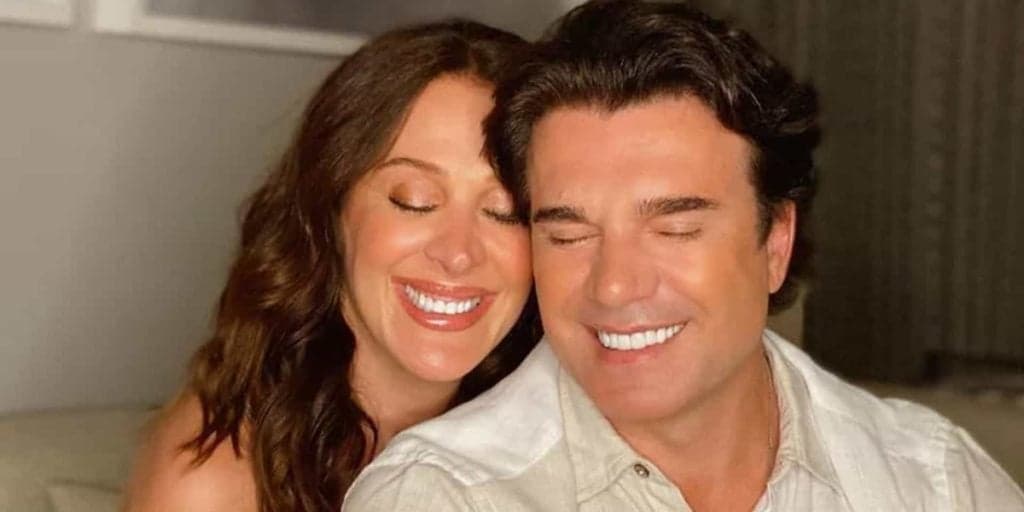 Claudia Raia confirma gravidez aos 54 anos, dá notícia ao marido e se declara: “Nosso casamento merece”
