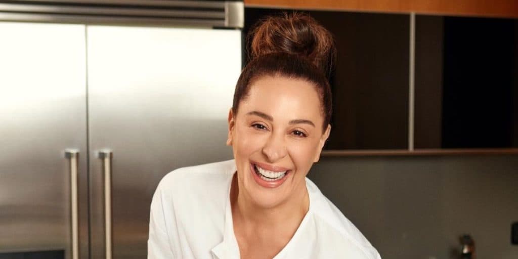 Claudia Raia está ao lado de Jarbas Homem Pessoa
