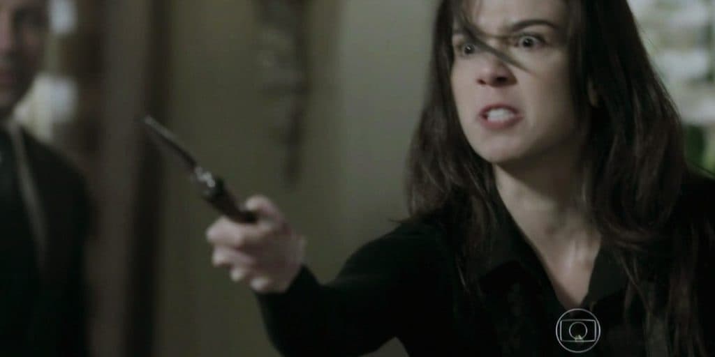 Império - Cora, após cair em armação, entra em colapso, destrói empresa e lamentará: "Nunca vou deixar de ser virgem?"