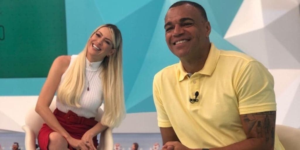 "Depois de 9 anos", Denílson expõe relação com Renata Fan, escancara sentimentos e confirma: "Muito apaixonada"