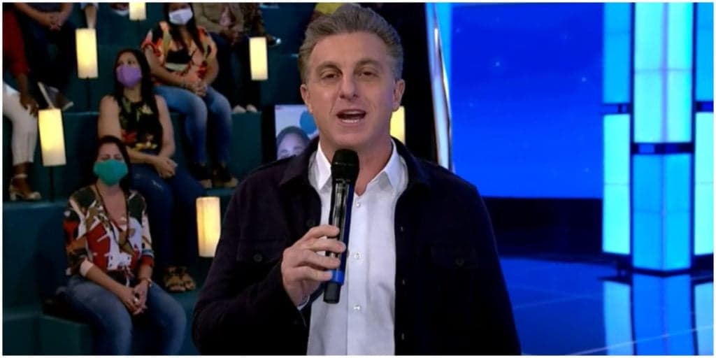 Domingão com Huck estreia às pressas com atraso e confissão do apresentador: "Apresentar de cueca"