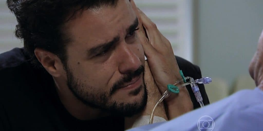 Império - Enrico, desesperado, vai até o leito de Cláudio e implora o seu perdão chorando: "Me aceita"