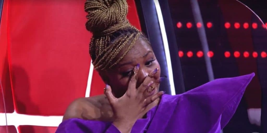 Brown faz Gaby Amarantos chorar no The Voice Kids e cantora interrompe programa: "Vou chorar"