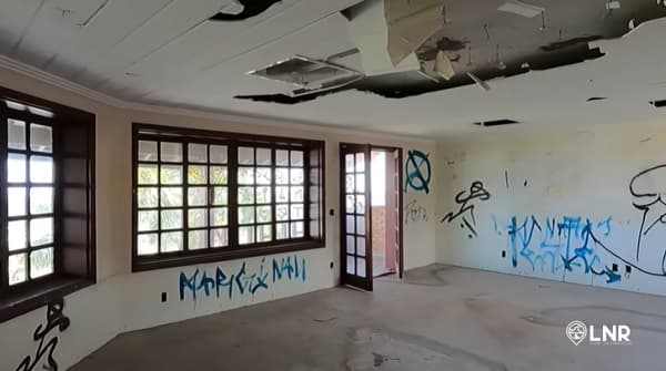 Interior da casa do humorista, completamente abandonada (Foto: Canal Lugares da Nossa Região) 