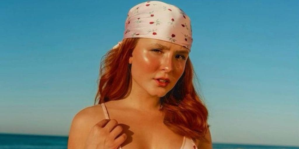 Larissa Manoela manda recado para ex e exibe curvas em praia carioca; veja