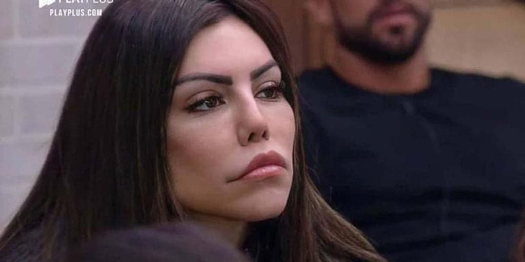 Liziane Gutierrez agride Lary Bottino, joga bebida em Erasmo e é expulsa da festa em A Fazenda 13