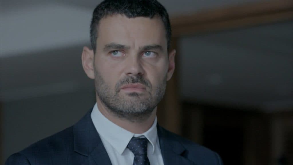 Império - Maurílio ataca Cristina, apanha de João Lucas e é escorraçado: "Vai rodar a bolsinha"