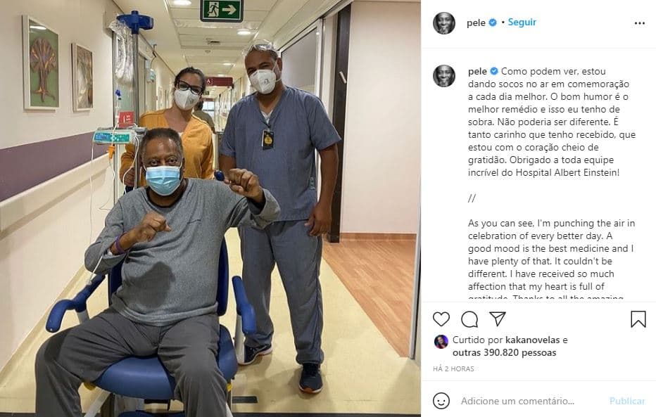 Pelé surgiu acompanhado da equipe médica em hospital (Foto: Reprodução/ Instagram)