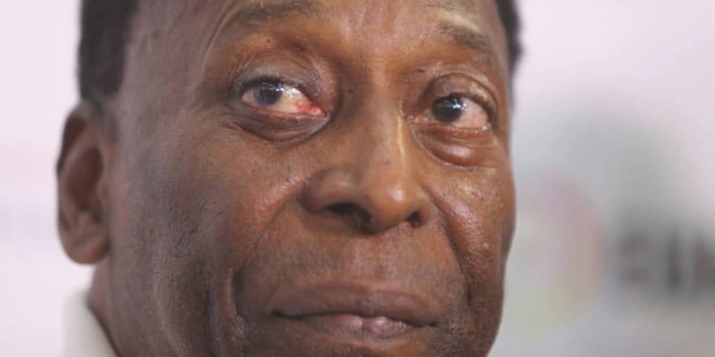 “Deus conforte seu coração”, diz Pelé a Roberto Carlos