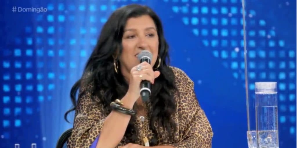 Regina Casé interrompe Show dos Famosos e dá recado na lata a Luciano Huck: "Vim aqui para te falar"