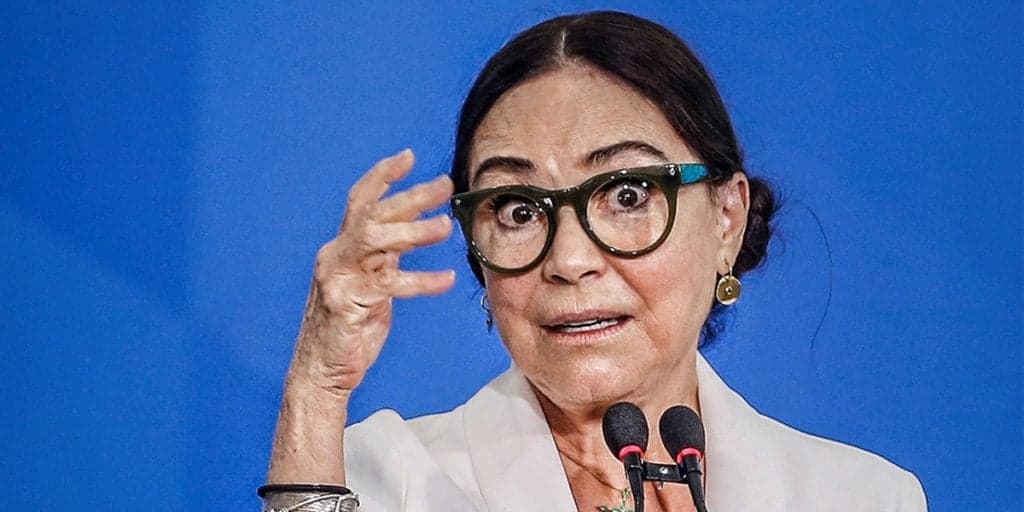 Regina Duarte causa polêmica ao postar montagem de Jair Bolsonaro com Jesus e afirma ser verdadeira