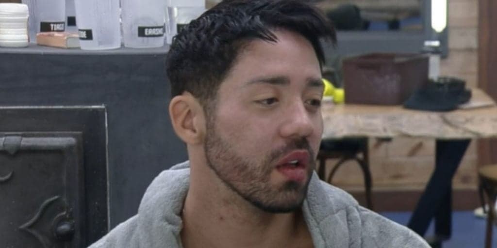 A Fazenda 13: Rico explode de ódio após ser jogado contra a parede e ataca peão: "Guardar no c#"