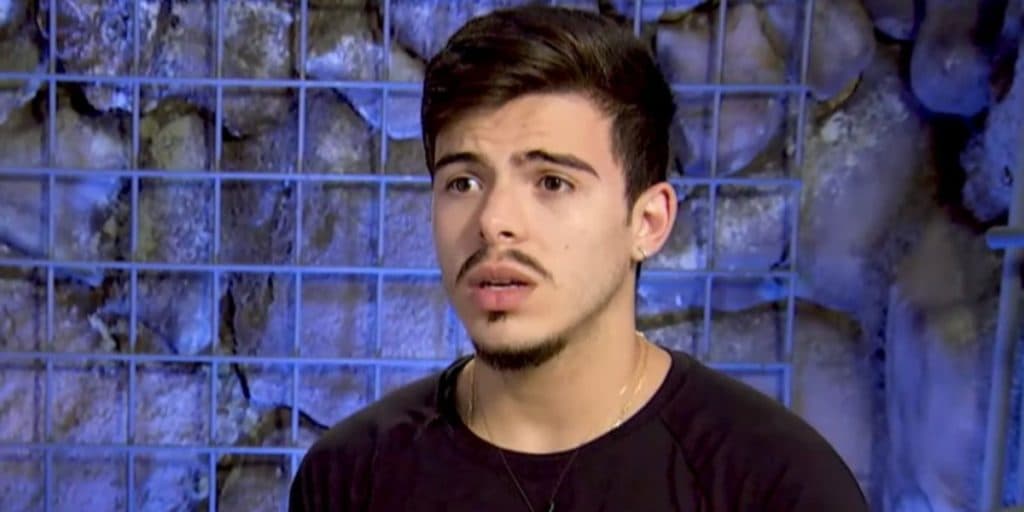 "Jesus me libertou", Thomaz, participante do Ilha Record, se converte e joga maconha na privada