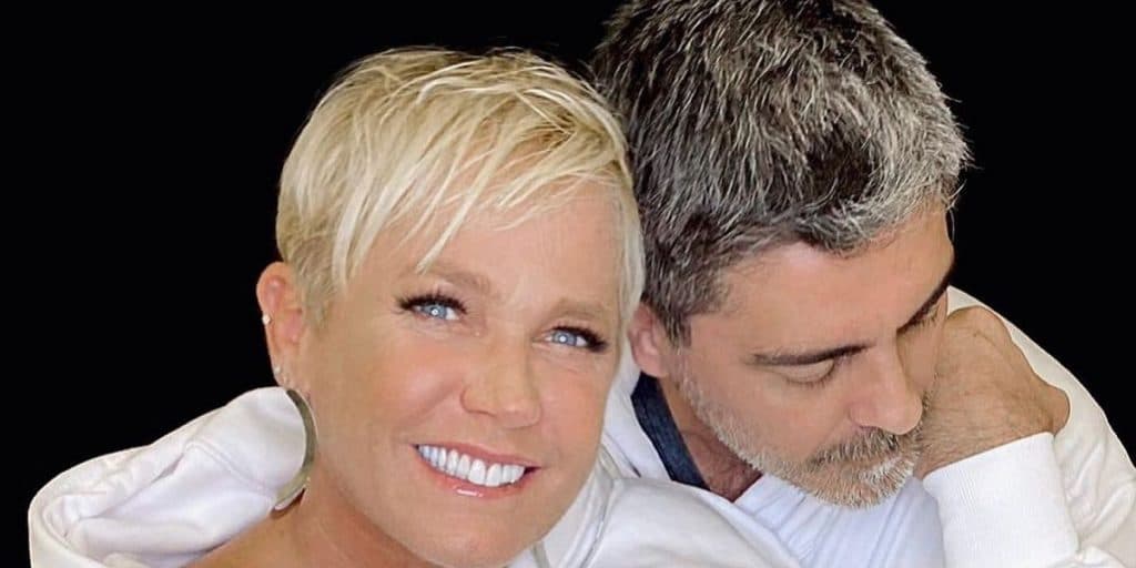 Xuxa tem contrato com o SBT assinado em casa e anúncio oficial é feito: "Pra novela Poliana"