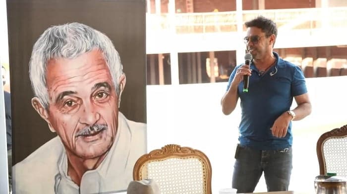 Zezé Di Camargo descobrindo que o hospital homenagearia seu pai (Foto: Marcos Ribas/Brazil News)