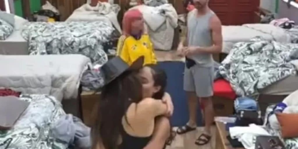 A Fazenda 13 tem beijo ao vivo entre Day e Aline e barraco de Valentina