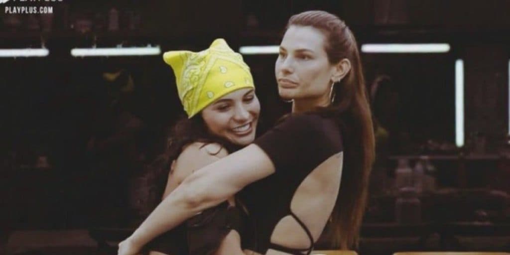 Fazenda 13: Dayane Mello e Aline esquentam o clima na piscina e trocam carícias: "Bunda gostosa"