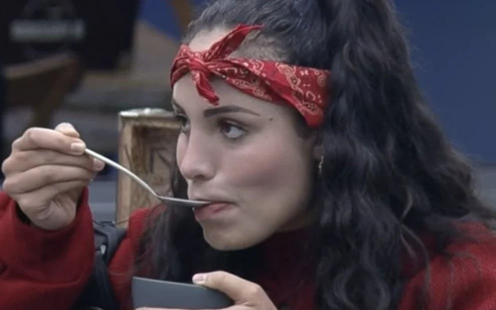 A Fazenda 13: Aline escandaliza, fica nua para Rico e mostra parte íntima sem pêlos às câmeras: "Olha"