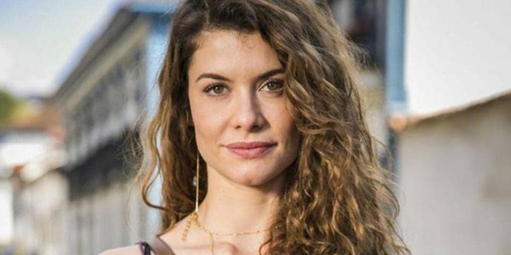 Alinne Moraes surge sem cabelo e público reage a transformação: "Linda até careca"