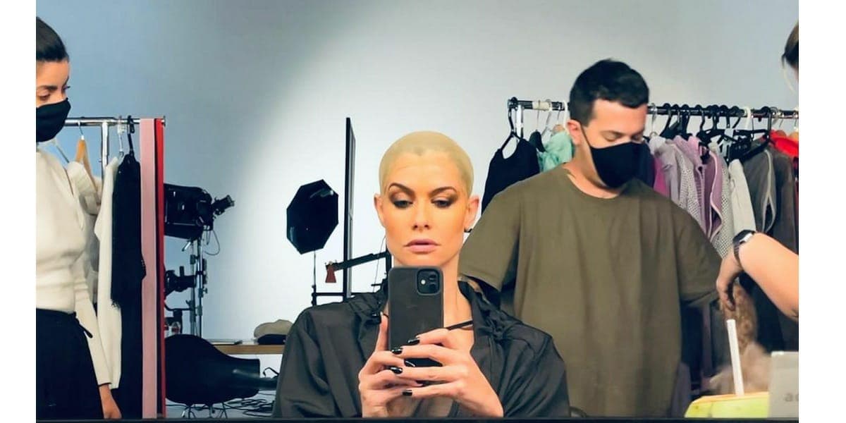 Alinne Moraes surge sem cabelo (Foto: Reprodução)