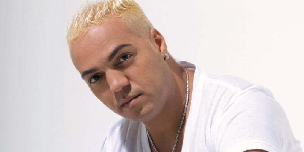 Belo é flagrado com mulher em praia de Pernambuco e cantor confessa lua de mel secreta: "Te amo"