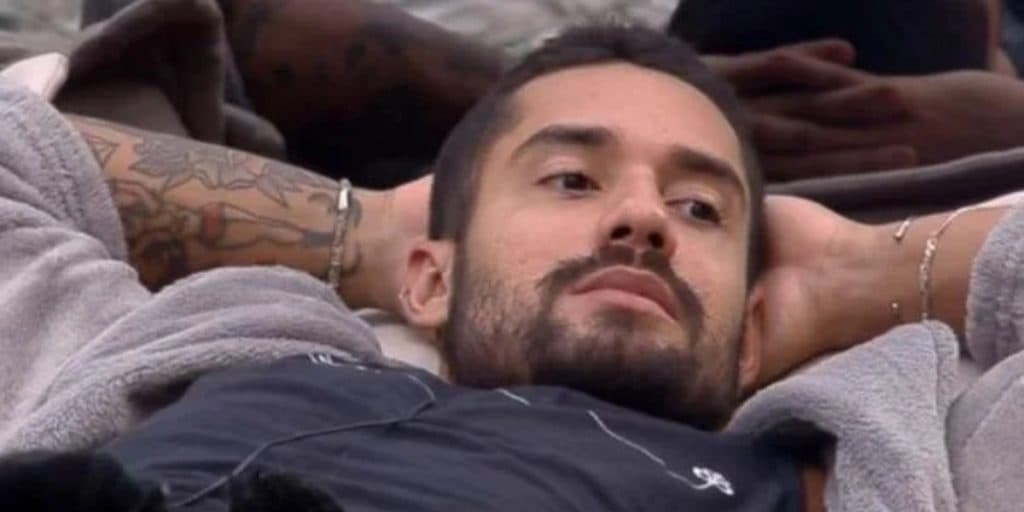 Bil Araújo não perde tempo, dá em cima de Erika Schneider e revela que sente ciúmes da peoa