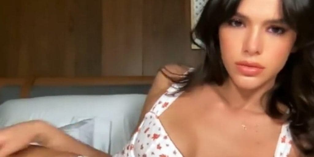 Bruna Marquezine enlouquece a web ao surgir só de lingerie e liberar o zoom: "Que mulher"