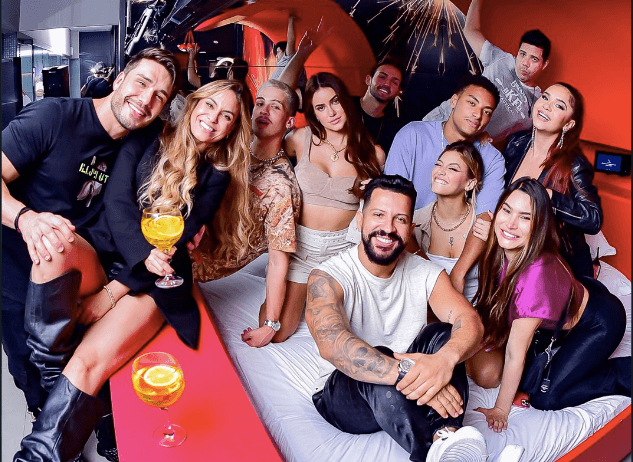 Dennis comemora lançamento da música “Modo Avião”, com festa em motel e convidados vips!