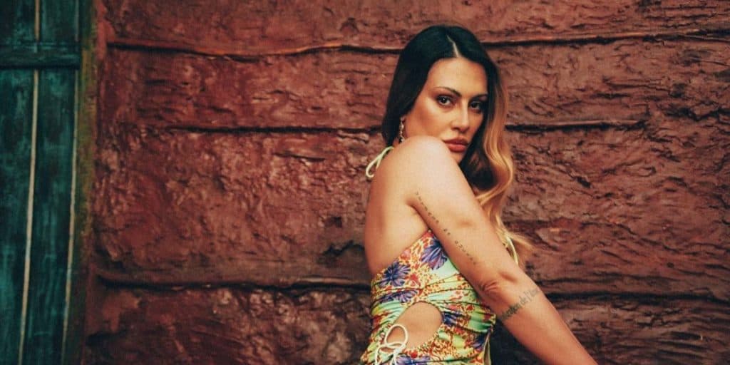 Cleo ataca corpo de marido, leva mão na raba e parte íntima gigante fica à mostra, após uso de drogas: "Tesão"
