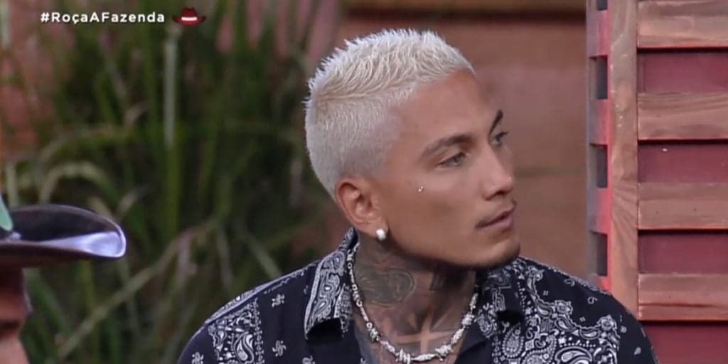 A Fazenda 13: Dynho Alves enfia mão em sunga, ajeita parte íntima e mostra demais: "É grande"