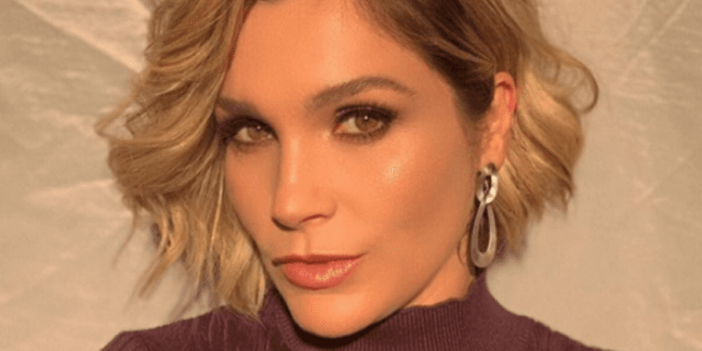 Flávia Alessandra exibe parte dos seios em fotos sensuais e leva internautas à loucura