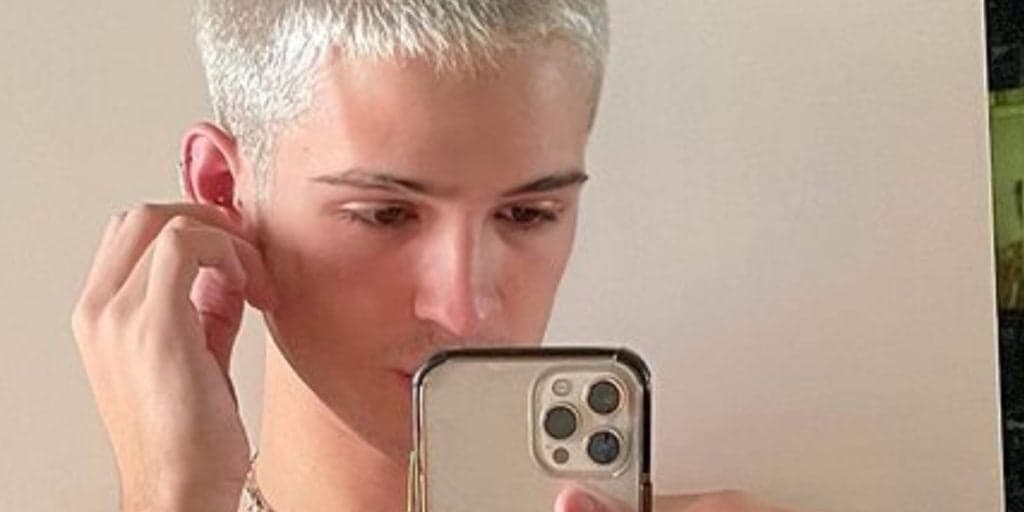 Após fim com artista e declaração para rapaz, João Guilherme é flagrado aos beijos em boate