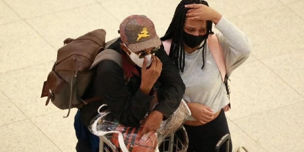 Após ser acusada de traição, noiva de Lucas Penteado surge abalada; Confira mais fotos deles no aeroporto