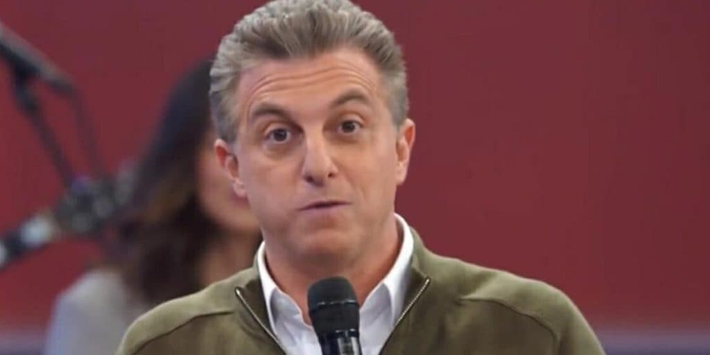 Luciano Huck leva pedrada de famoso na Globo e apresentador da RedeTV, é acusado de cópia e tem pior notícia