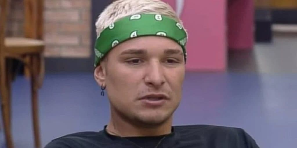 Em ‘A Fazenda 13’, MC Gui saí de fininho entre os peões e chora na despensa: “Estou me sentindo mal”